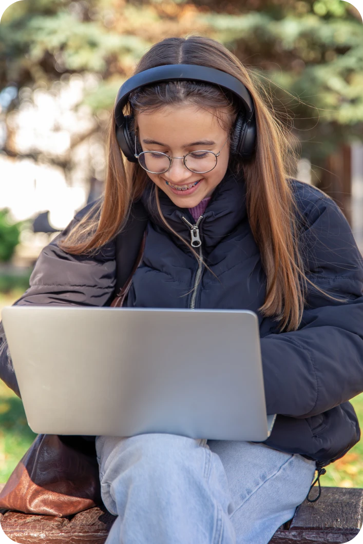 Aluna estudando inglês online